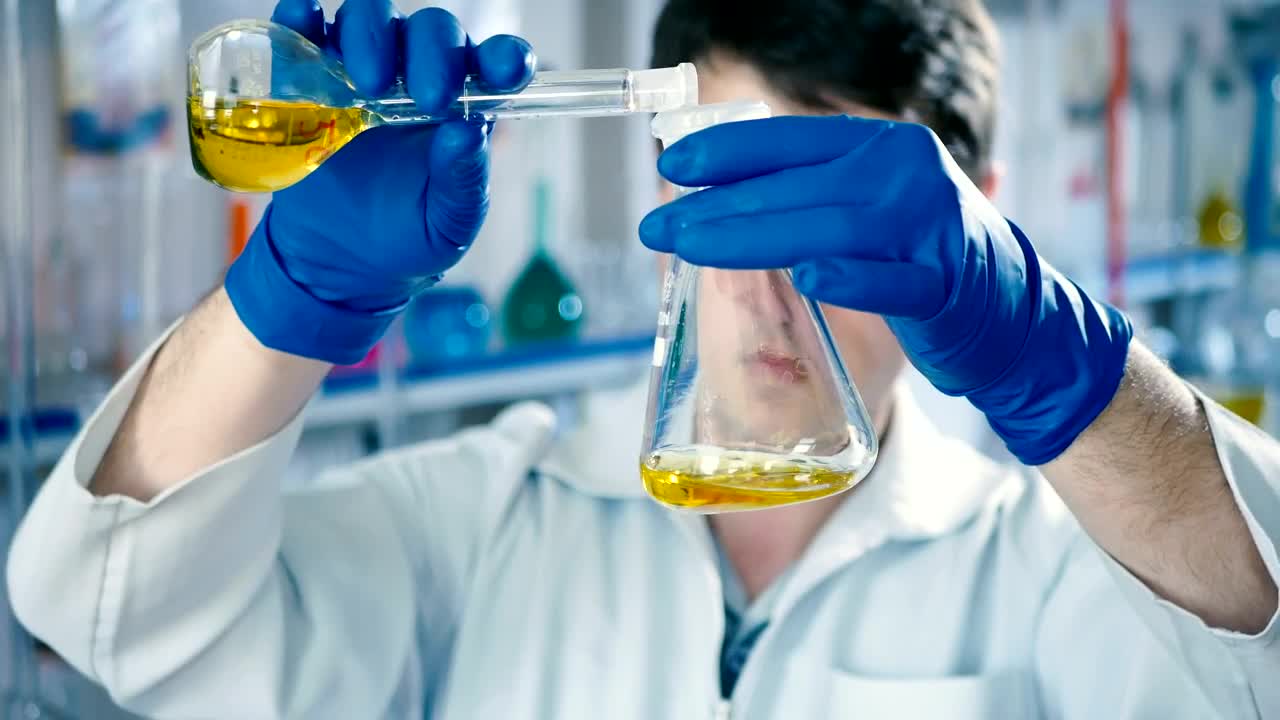 Free Stock Video Scientist Mixing Liquids In A Laboratory Live Wallpaper