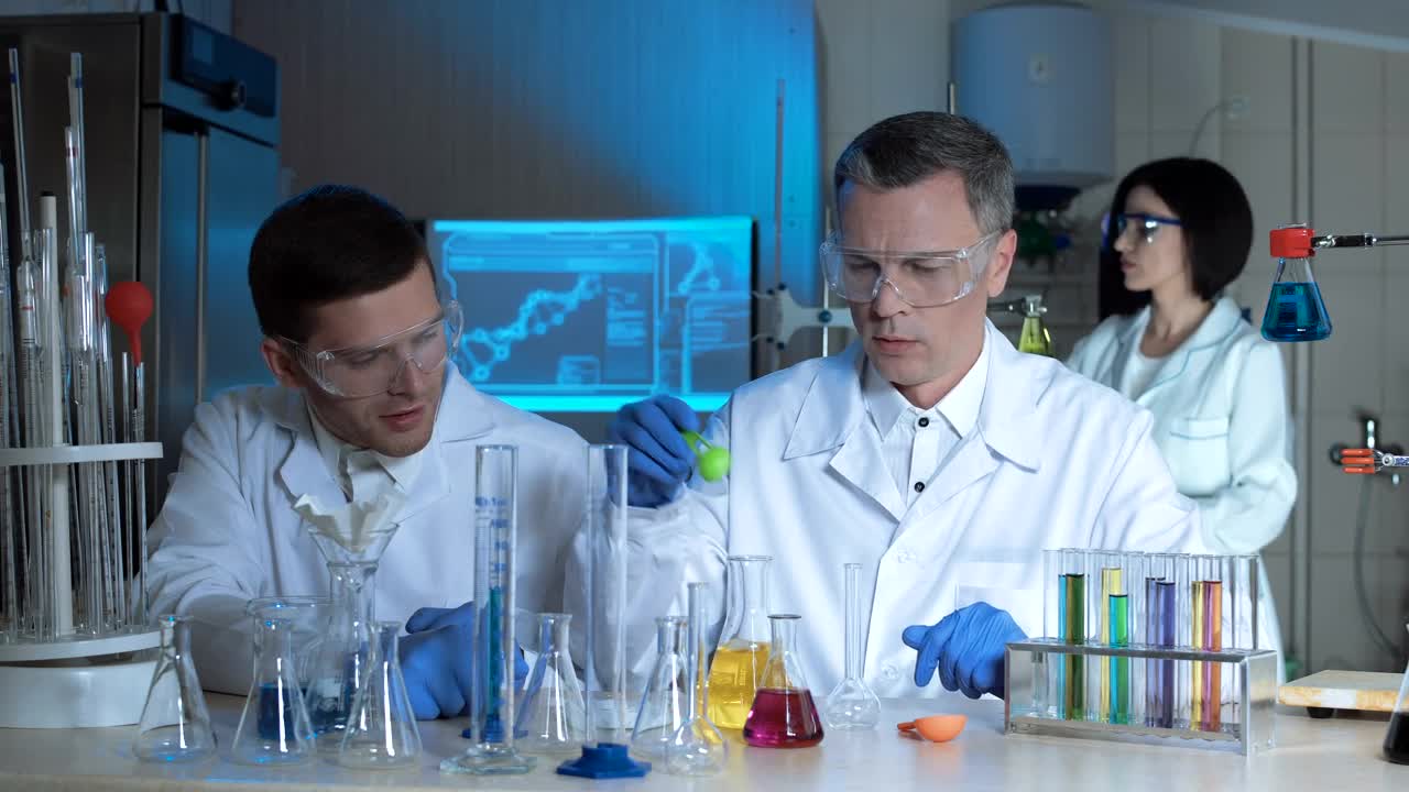 Free Stock Video Scientist Working With Flasks In The Lab Live Wallpaper