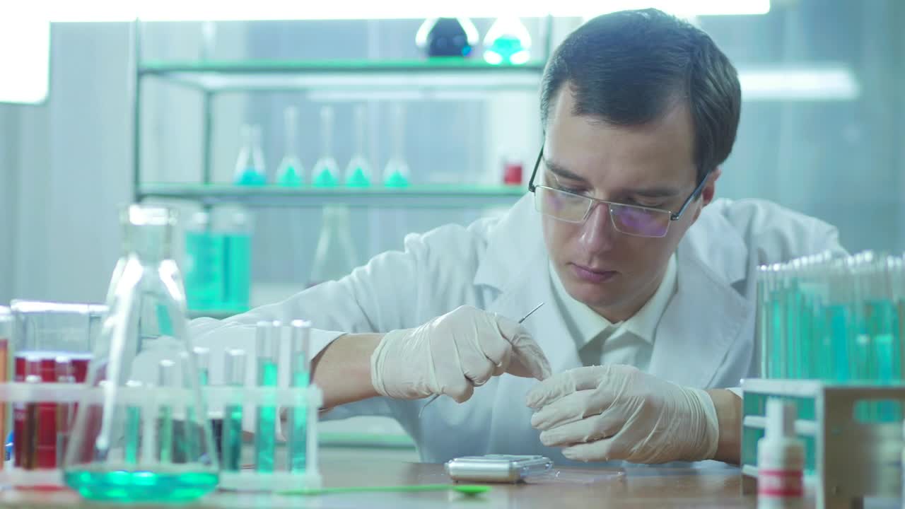 Free Stock Video Scientist Working With White Powder In The Lab Live Wallpaper