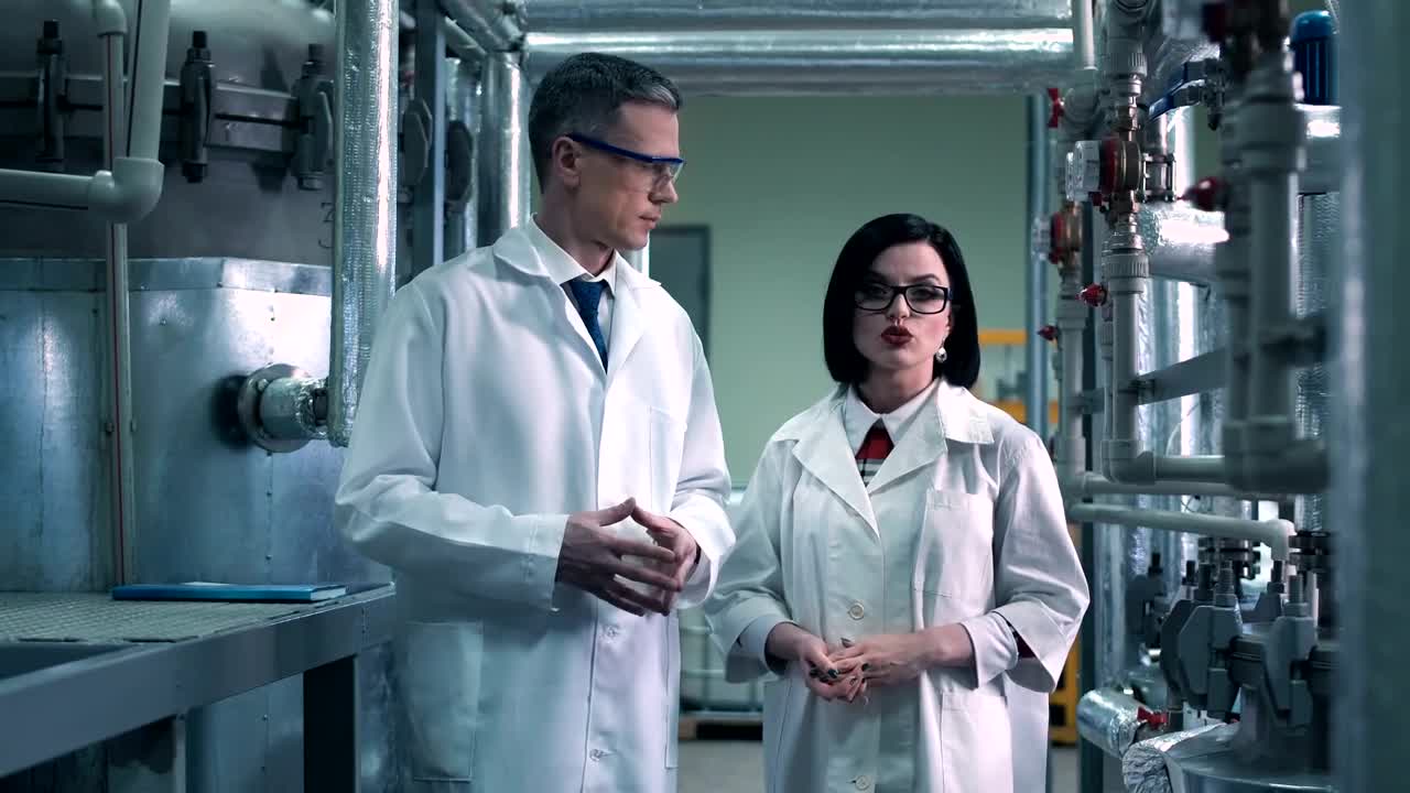 Free Stock Video Scientists Talking In The Laboratory Live Wallpaper