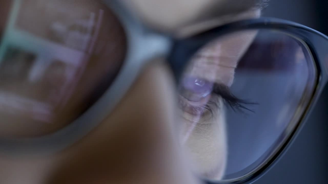 Free Stock Video Screen Information Reflects On A Womans Glasses Live Wallpaper