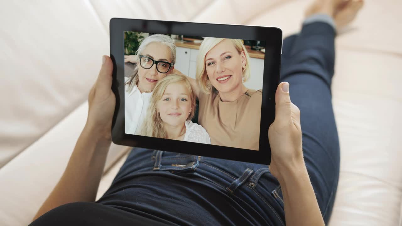Free Stock Video Screen View Of Family Waving Hello On Tablet Live Wallpaper
