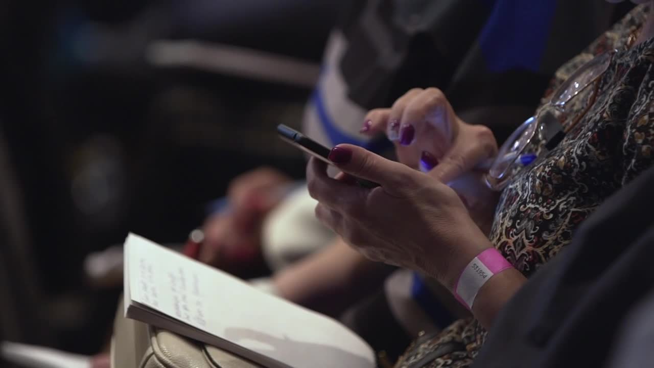 Free Stock Video Scrolling Through A Phone During A Lecture Live Wallpaper