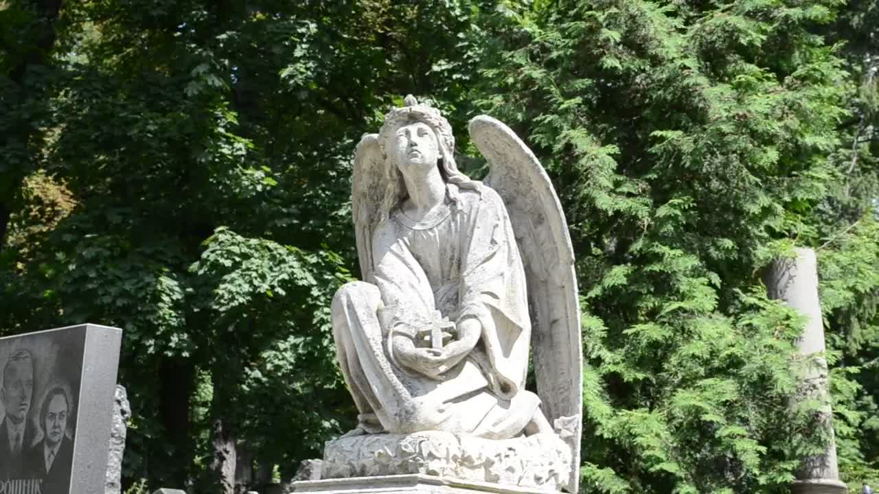 Free Stock Video Sculpture Of An Angel In A Cemetery Live Wallpaper