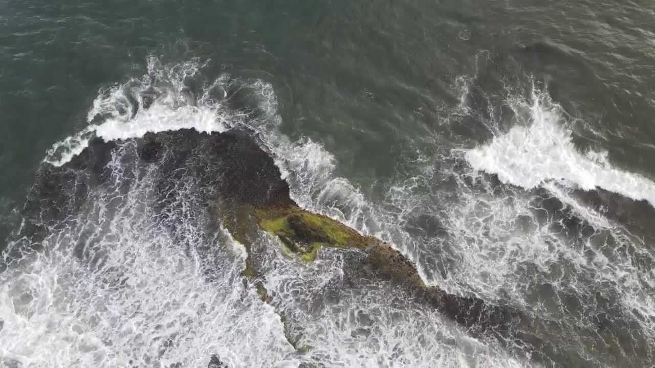 Free Stock Video Sea Waves Hitting With A Coastline Live Wallpaper