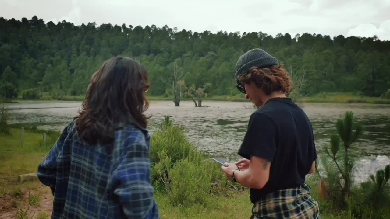 Free Stock Video Selfie As A Couple During A Walk In Nature Live Wallpaper