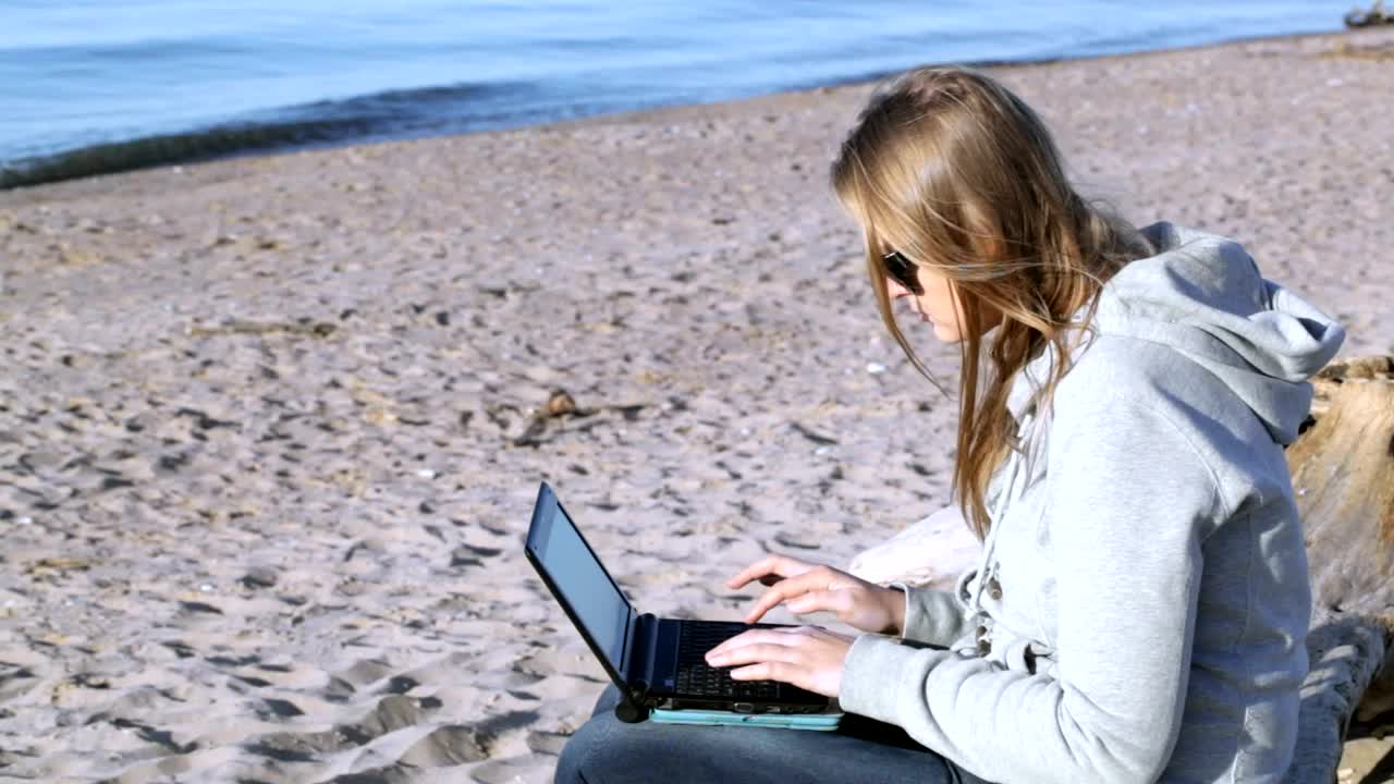 Free Stock Video Sending Emails From The Beach Live Wallpaper