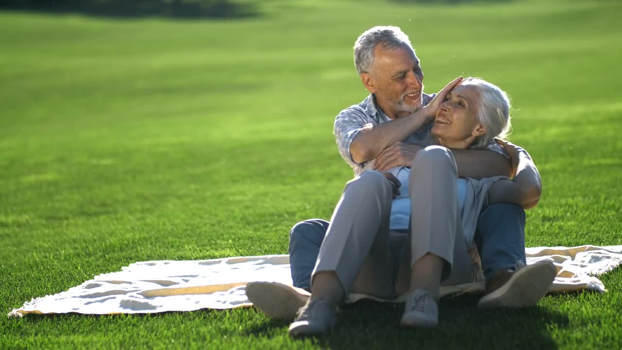 Free Stock Video Senior Couple Enjoying The Outdoors Live Wallpaper