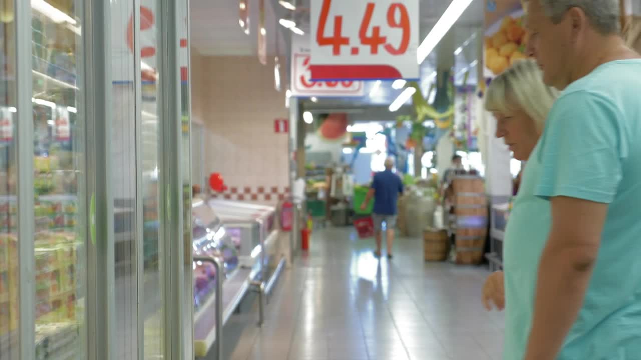 Free Stock Video Senior Couple Shopping For Food Live Wallpaper