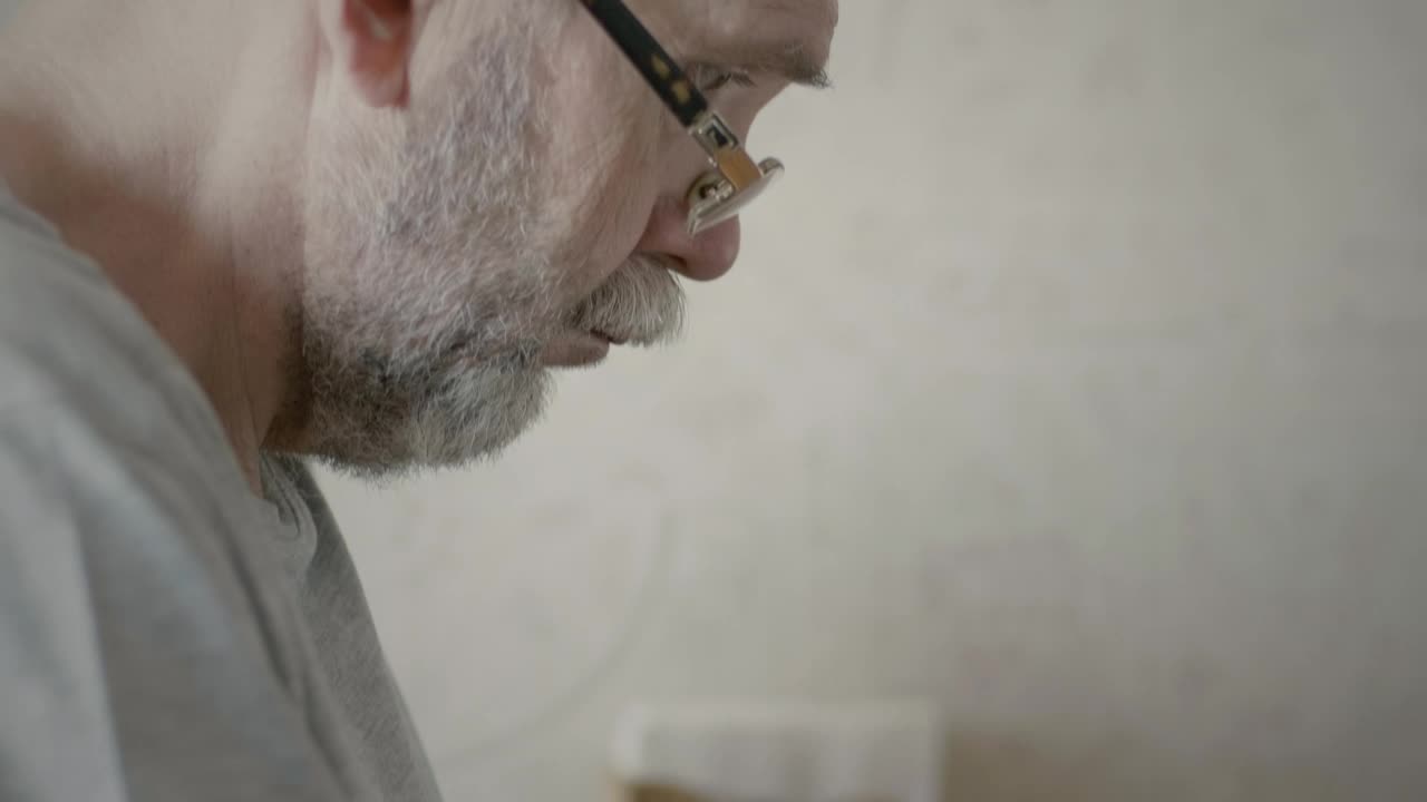 Free Stock Video Senior Man Using Laptop At Home Live Wallpaper