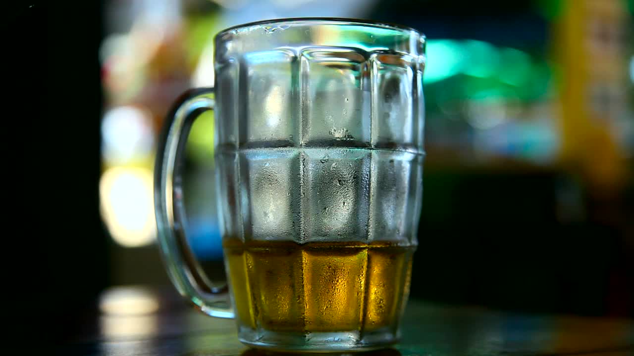 Free Stock Video Serving Cold Beer In The Glass Live Wallpaper