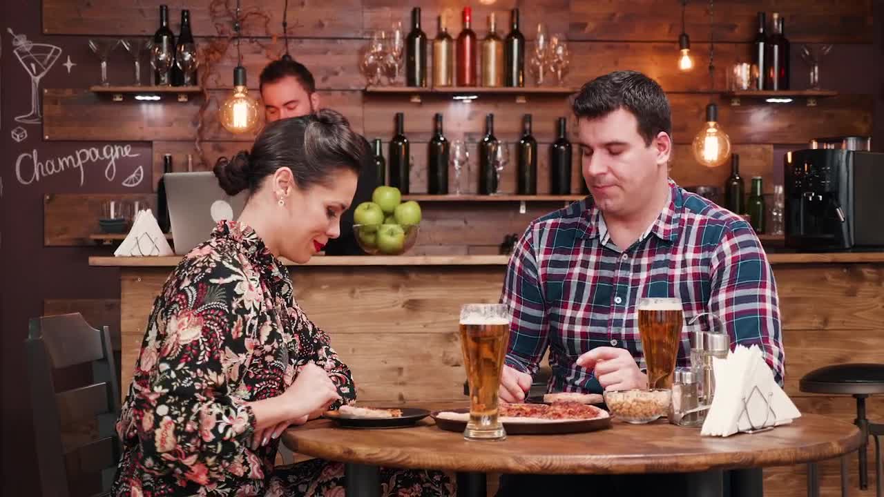 Free Stock Video Sharing A Pizza With Beer Live Wallpaper