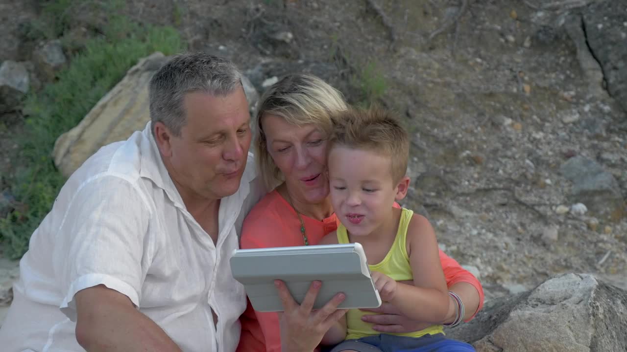 Free Stock Video Sharing A Video As A Family Live Wallpaper