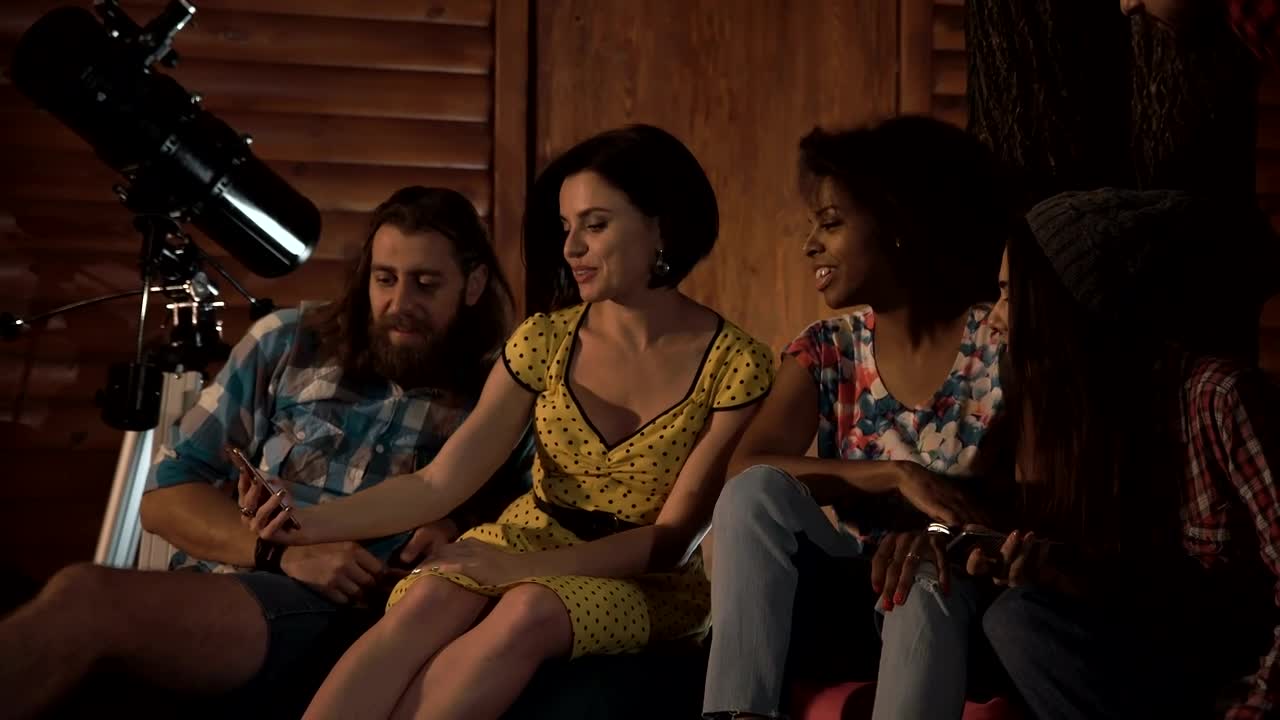 Free Stock Video Showing A Funny Photo On Her Phone To Friends Live Wallpaper