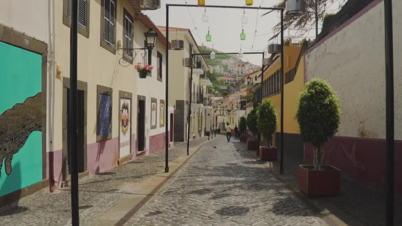 Free Stock Video Sightseeing In A Small Town Live Wallpaper