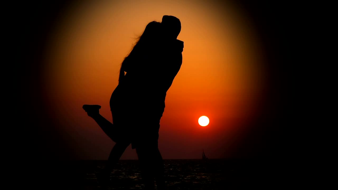 Free Stock Video Silhouette Of A Couple Hugging In The Light Of Sunset Live Wallpaper