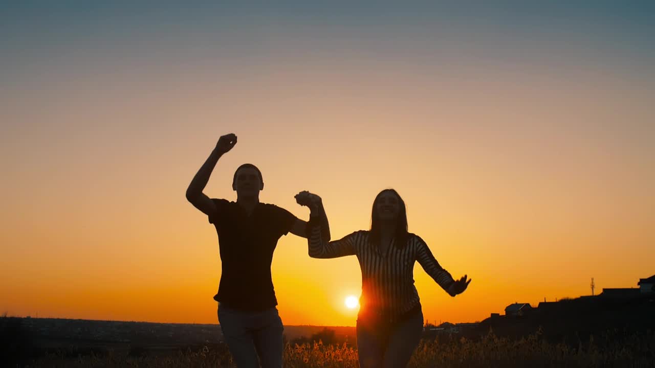 Free Stock Video Silhouette Of A Couple Jumping In The Sunset Live Wallpaper