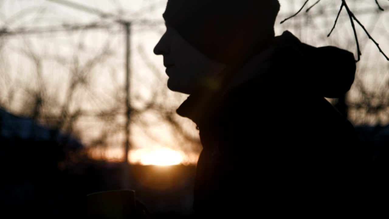 Free Stock Video Silhouette Of A Man Drinking Coffee In The Sunset Live Wallpaper