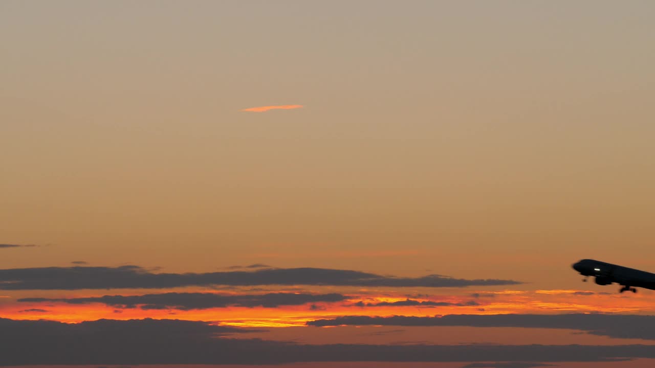Free Stock Video Silhouette Of A Passenger Plan Taking Off Live Wallpaper