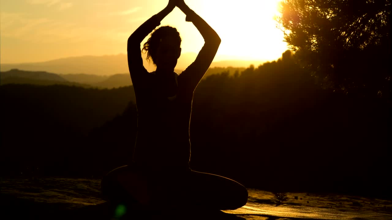 Free Stock Video Silhouette Of A Woman Doing Yoga At Sunset Live Wallpaper