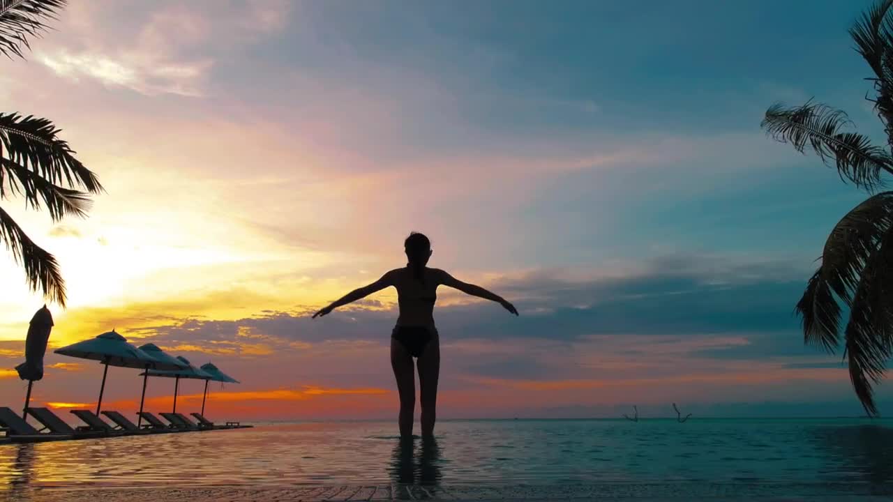 Free Stock Video Silhouette Of A Woman Doing Yoga In Hotel Pool Live Wallpaper