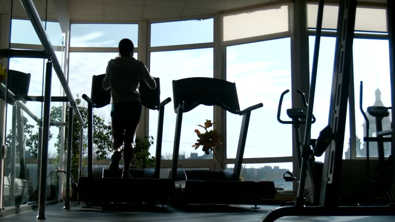 Free Stock Video Silhouette Of A Woman Running In The Treadmill Live Wallpaper
