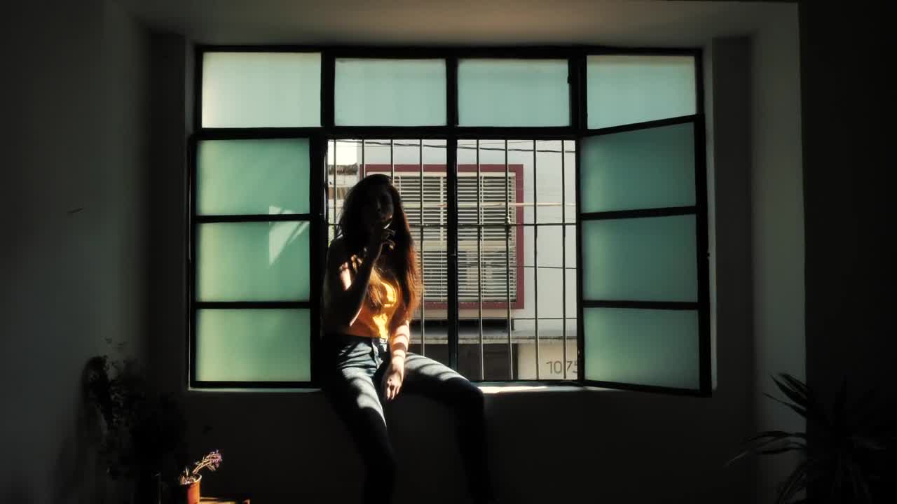 Free Stock Video Silhouette Of Woman Smoking Live Wallpaper