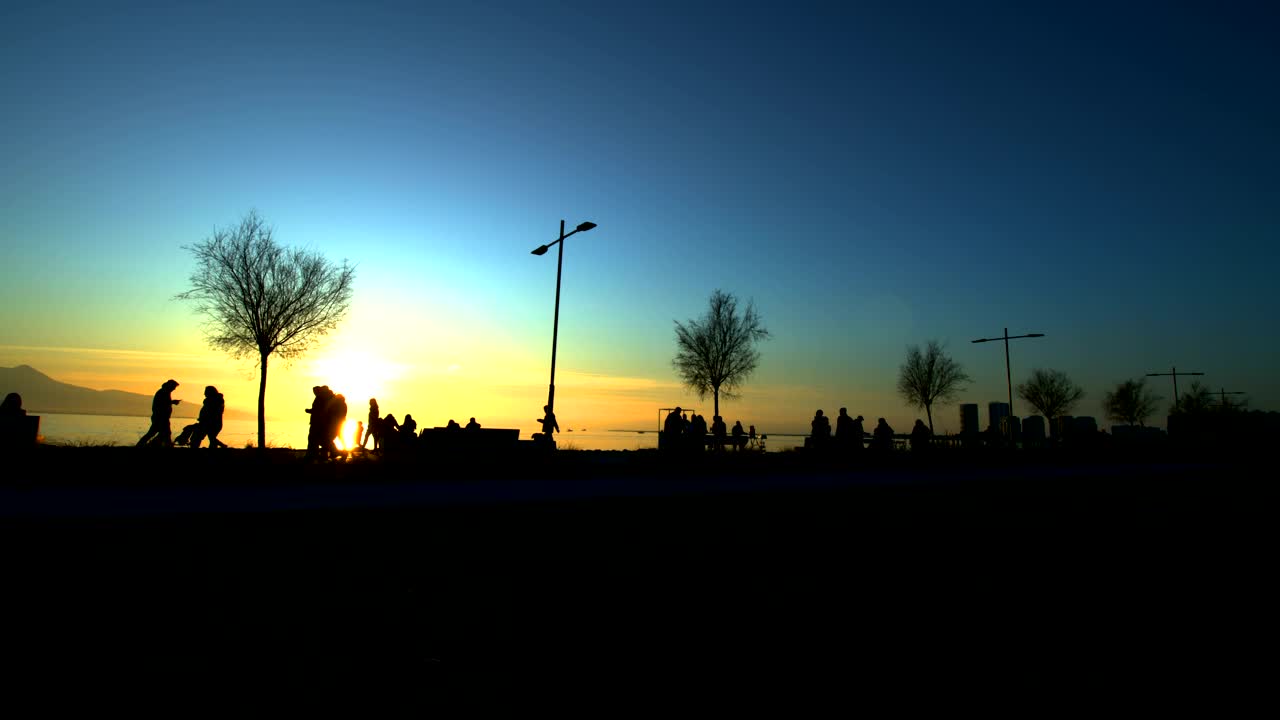 Free Stock Video Silhouettes Of Pedestrians At Sunset By The Sea Live Wallpaper