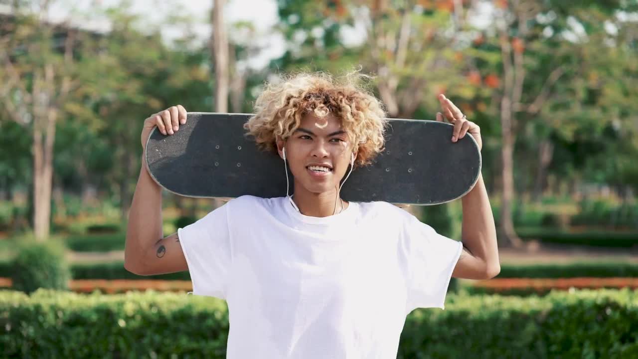 Free Video Stock Skater Dancing With His Skateboard On His Shoulders Live Wallpaper