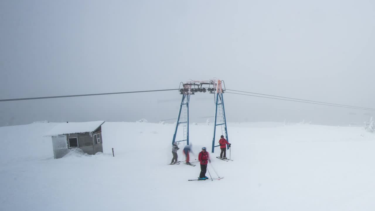 Free Video Stock Skiers On A Misty Snowy Mountain Live Wallpaper