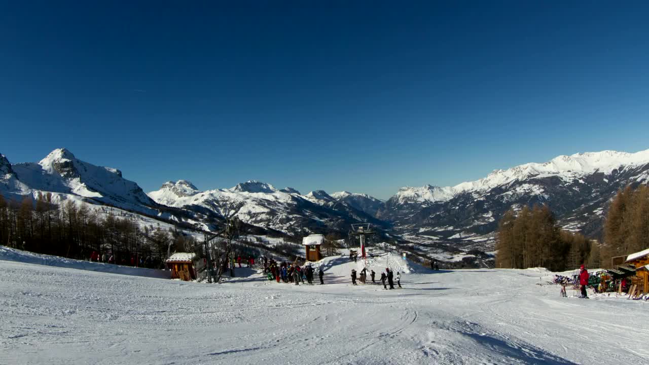 Free Video Stock Skiers On The Mountain Live Wallpaper