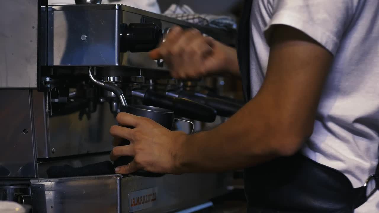 Free Video Stock Skilled Employee Working In A Coffee Shop Live Wallpaper