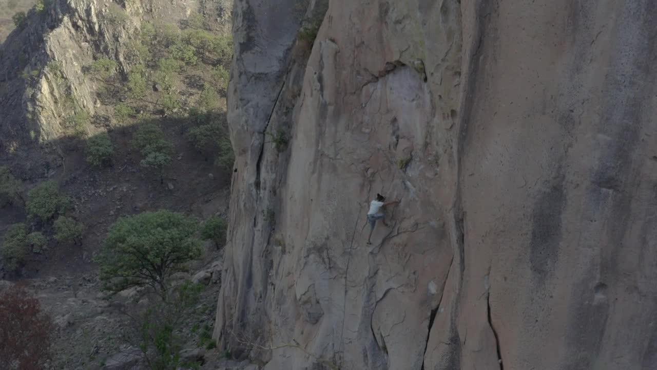 Free Video Stock Skilled Mountaineer Climbing A Gigantic Mountain Live Wallpaper