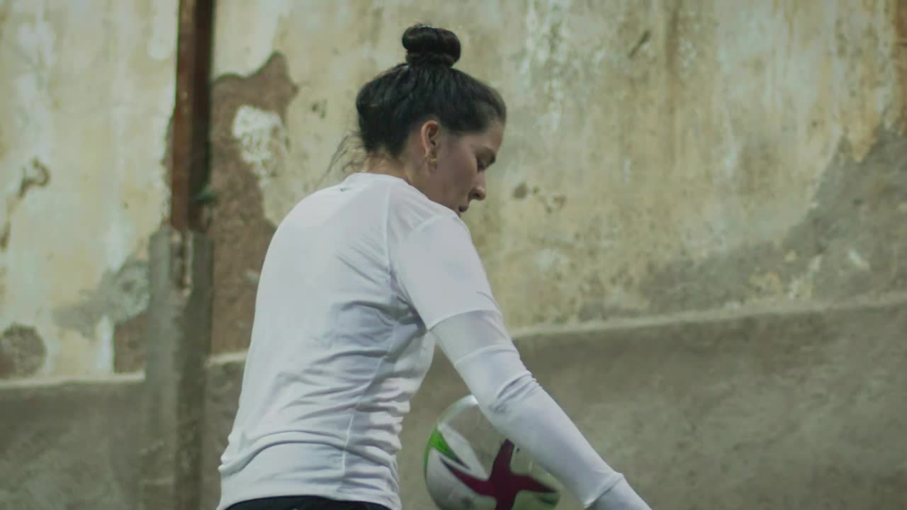 Free Video Stock Skillful Female Soccer Player Doing Ball Juggling Live Wallpaper