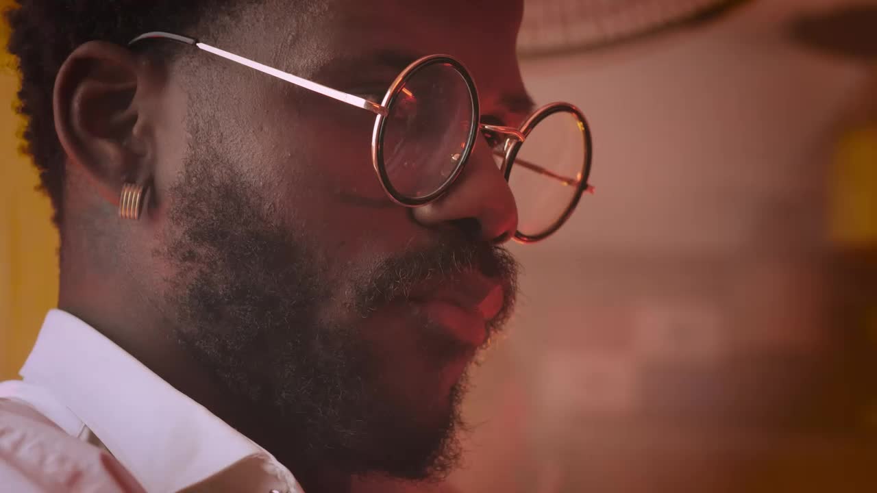 Free Video Stock Skillful Stylist Doing A Haircut To A Man Live Wallpaper