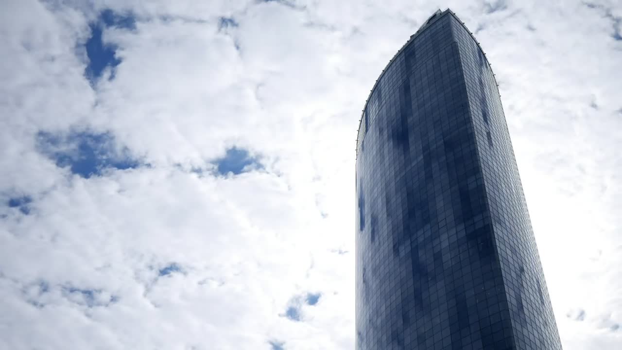Free Video Stock Skyscraper And A Cloudy Sky Live Wallpaper