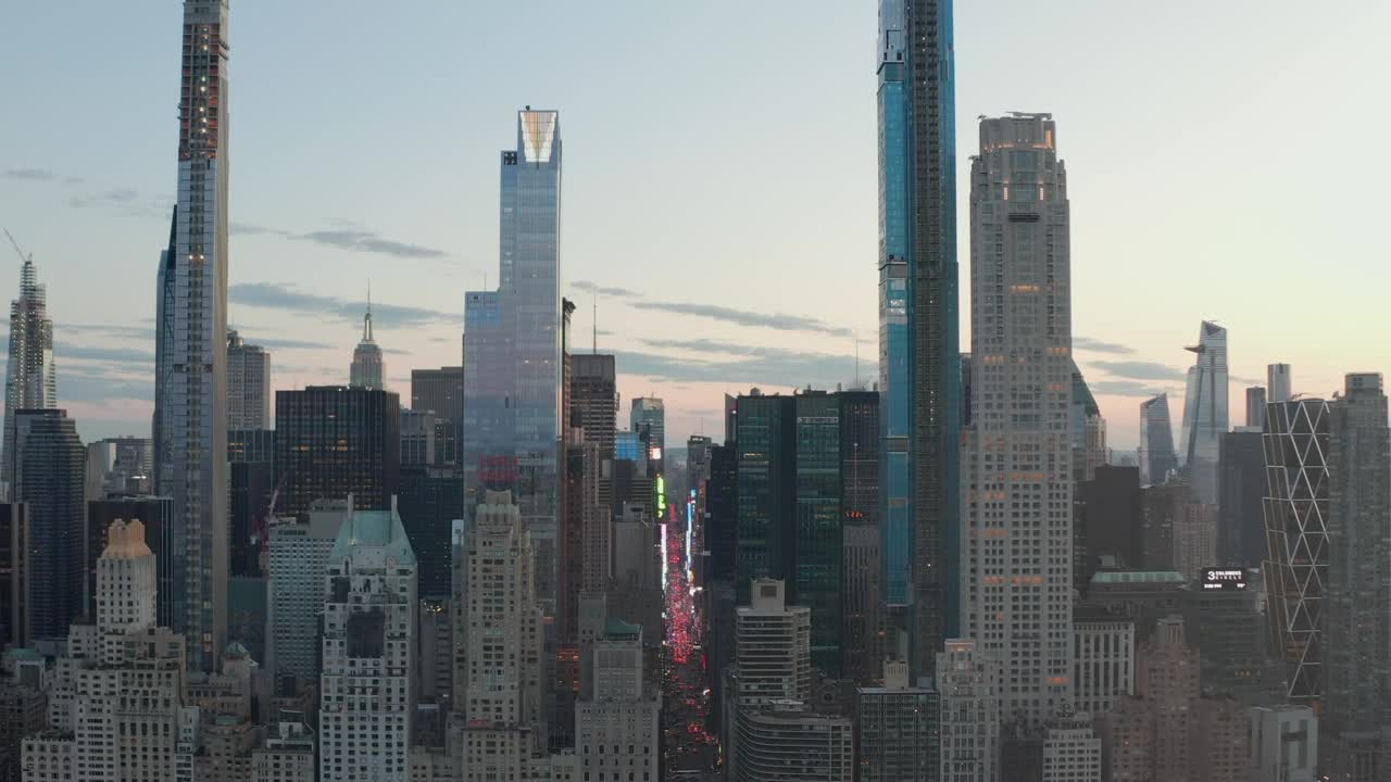 Free Video Stock Skyscrapers And An Avenue Through New York City Live Wallpaper