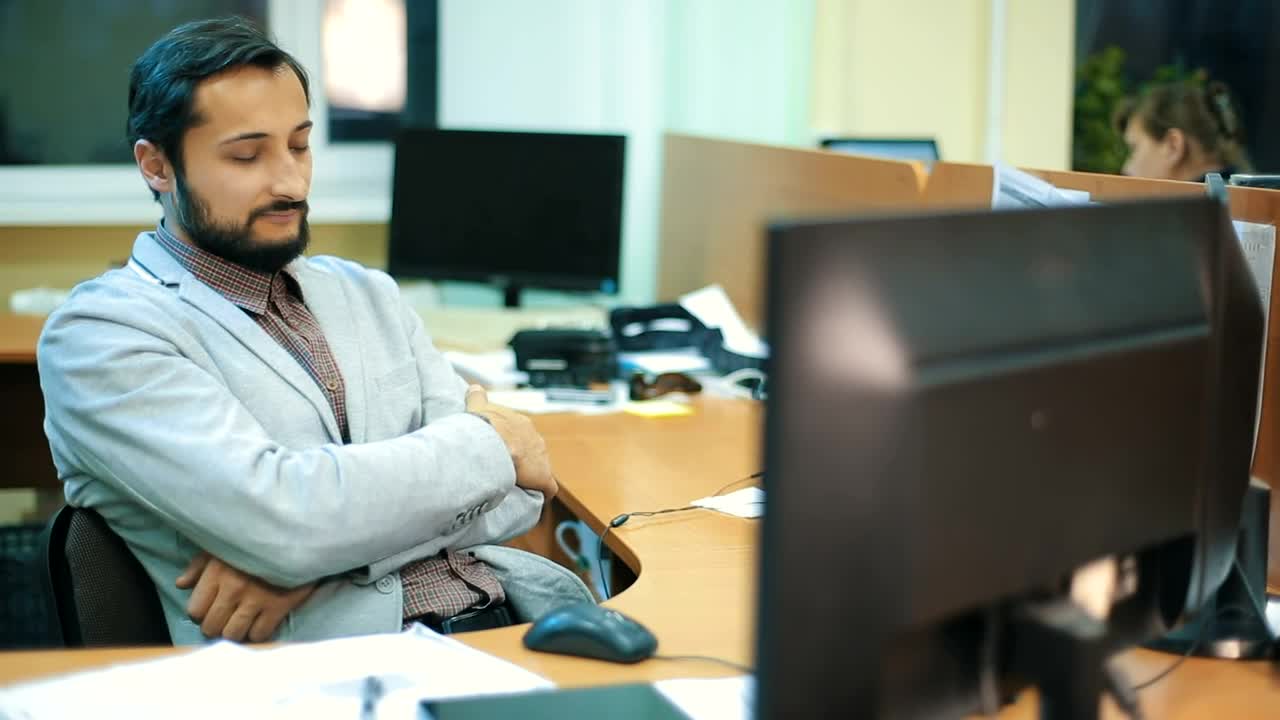 Free Video Stock Sleepy Man During Working Hours In The Office Live Wallpaper