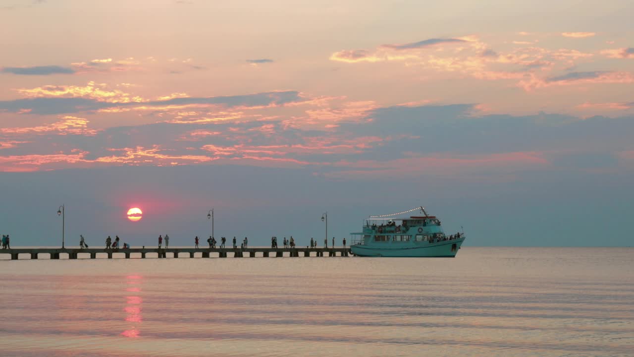 Free Video Stock Small Boat Leaving With Tourists Live Wallpaper