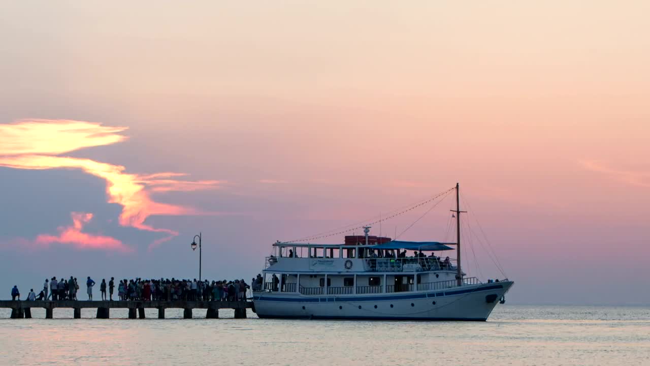 Free Video Stock Small Tourist Boat Full Of Passengers Live Wallpaper