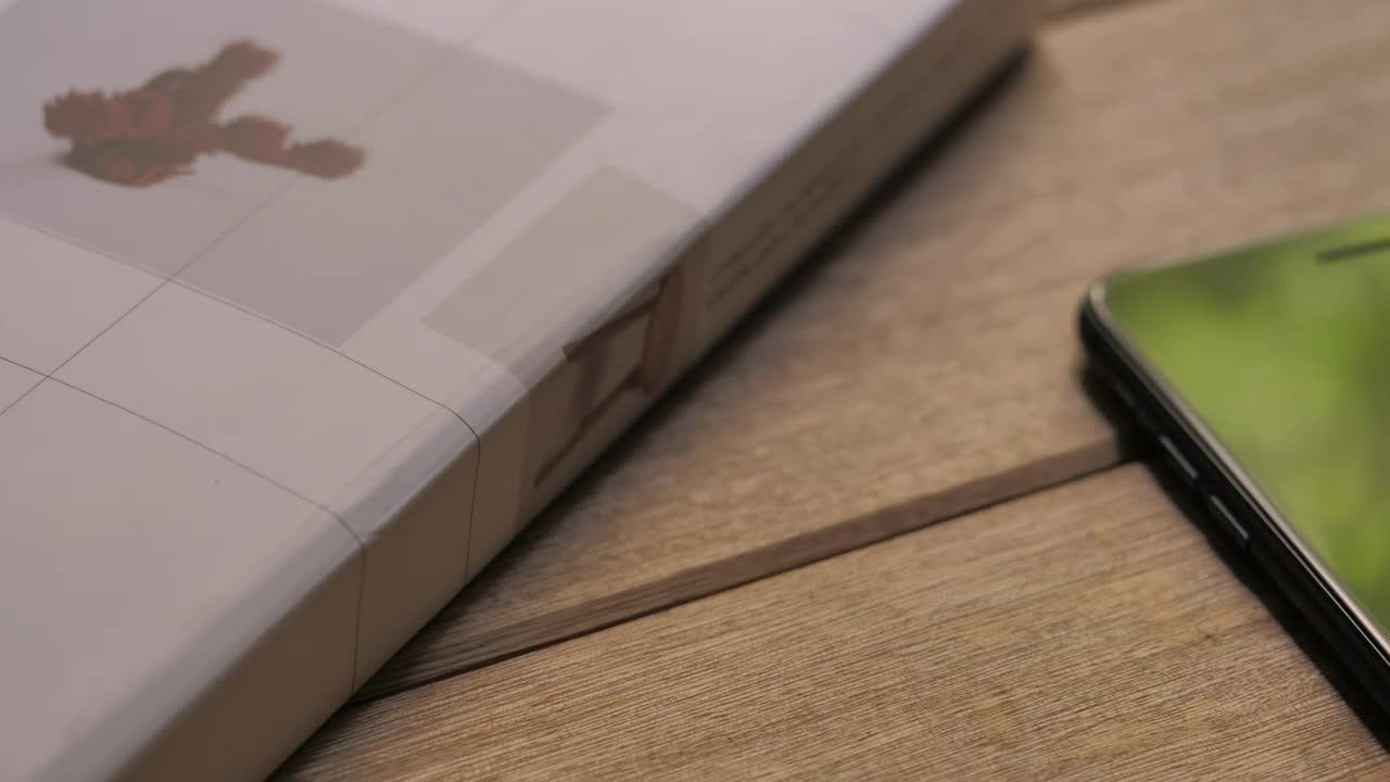 Free Video Stock Smartphone And Book Live Wallpaper