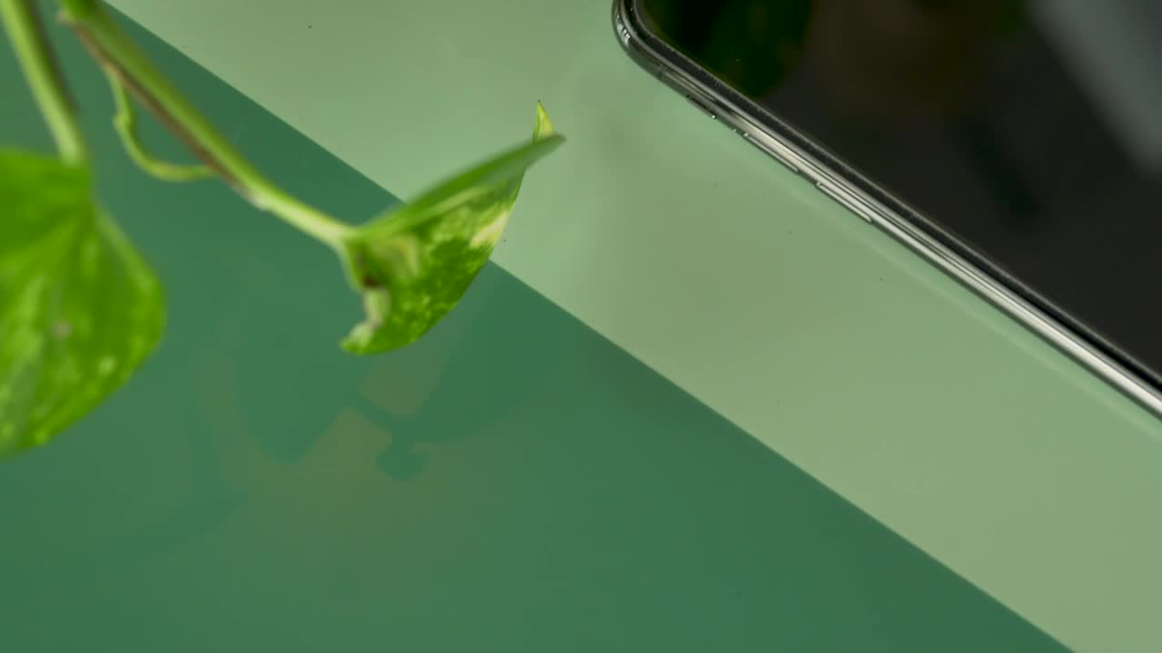 Free Video Stock Smartphone On A Table Live Wallpaper