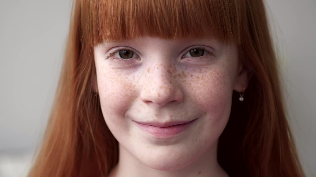 Free Video Stock Smiling Girl With Freckles Live Wallpaper