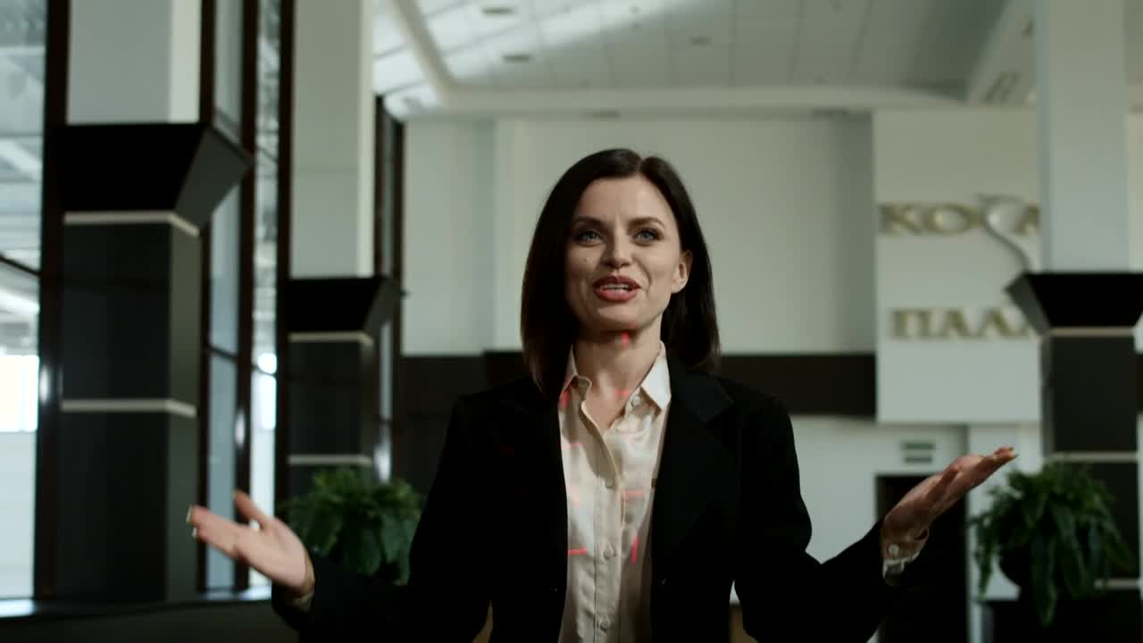 Free Video Stock Smiling Woman Giving An Interview To Reporters Live Wallpaper