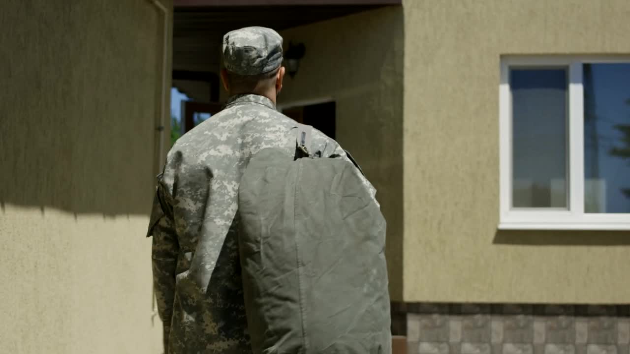 Free Video Stock Soldier Arriving At Home To Kiss Wife Live Wallpaper