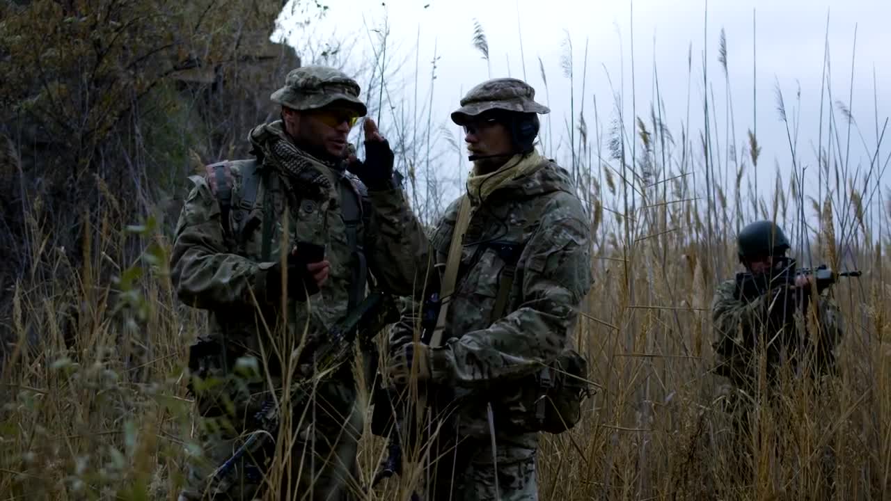Free Video Stock Soldier Giving Instructions On The Battlefield Live Wallpaper