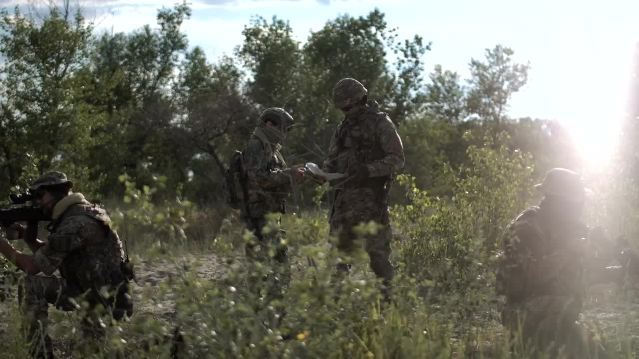 Free Video Stock Soldiers Looking At Map On The Battlefield Live Wallpaper