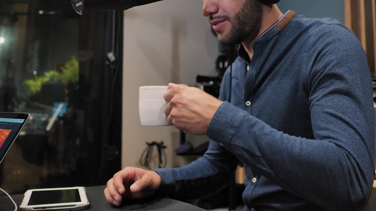 Free Video Stock Speaker On Podcast Recording Live Wallpaper