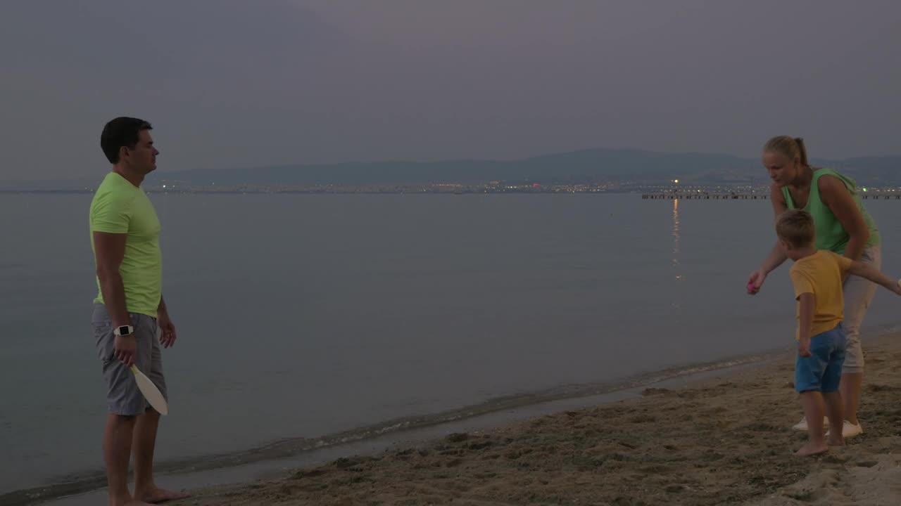 Free Video Stock Spending The Evening At The Beach Live Wallpaper