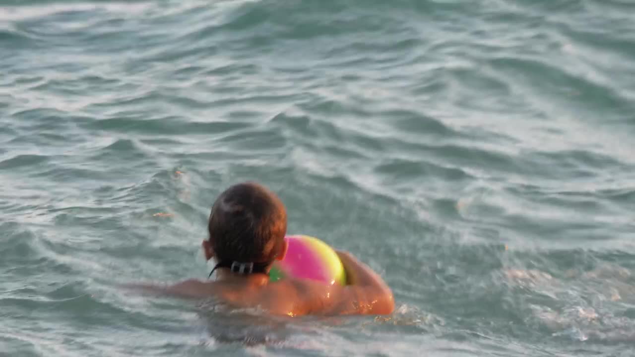 Free Video Stock Splashing In The Waves Live Wallpaper